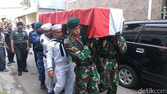 Serda Suyanto Dimakamkan di TPU Jajar Tunggal Secara Militer
