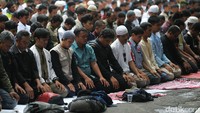Usai melaksanakan aksi damai untuk Aleppo, sejumlah umat Islam nampak salat zuhur berjamaah di depan Kedubes Rusia, Jakarta, Senin (19/12/2016).