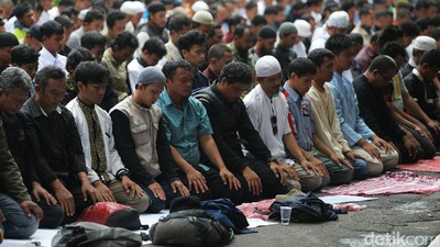 Massa Aksi Damai Aleppo Salat Zuhur dan Doa Bersama