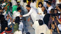 Ahok berbincang dengan peserta peringatan Hari Ibu.
