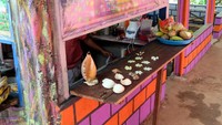 Foto: Di sekitar pantai ada beragam warung makan yang menyediakan jajanan hingga cinderamata berupa kerang-kerangan untuk dibawa pulang. Jajanan yang wajib dicoba di sini adalah rujak buah-buahan (Fadhil/detikTravel)