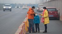 Terlihat sejumlah warga mengenakan masker untuk beraktivitas. Pool/China Daily/REUTERS.