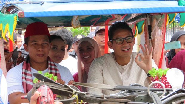 Naik Delman, Sandiaga Resmikan Pasar Rakyat di Cilandak