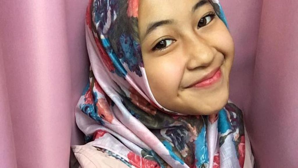 Foto: Gaya Hijab Kasual Si Manis Putri Mendiang Uje, Adiba Khanza Az-Zahra Foto: Gaya Hijab Kasual Si Manis Putri Mendiang Uje, Adiba Khanza Az-Zahra