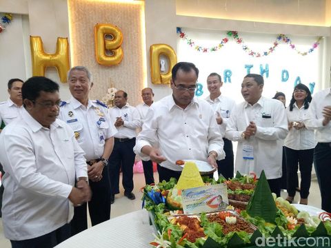 Surprise, Menhub Dapat Tumpeng Ultah Saat Blusukan ke Makassar