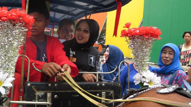 Sapa Warga Kemanggisan, Sylviana Naik Delman dan Berpantun Ria