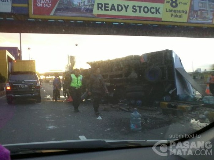 Truk Galon Air Terguling di KM 28 Tol Jakarta Arah Cikampek, Lalin Macet 4 Km