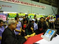  Isak Tangis Keluarga Pecah Sambut 13 Jenazah Korban Hercules Jatuh