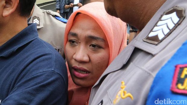 Dora Natalia saat diperiksa polisi. 
