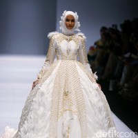 Koleksi Ayu Dyah Andari mengangkat tema The Swan di Jakarta Fashion Week 2017. Senayan City. Jakarta. [Foto: Mohammad Abduh/Wolipop]