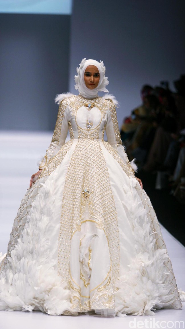 Koleksi Ayu Dyah Andari mengangkat tema The Swan di Jakarta Fashion Week 2017. Senayan City. Jakarta. [Foto: Mohammad Abduh/Wolipop]