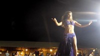Seorang penari wanita berpakaian seksi, meliak-liuk di tengah karpet. Diiringi musik khas Timur Tengah, gerakan badannya bikin penonton terkesima (Afif/detikTravel)