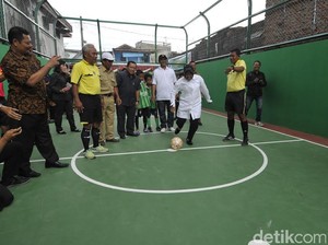 Risma Bangunkan Dua Lapangan Futsal di Eks Lokalisasi Dolly