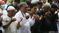 Usai salat berjamaah, para pesrta aksi juga memanjatkan doa bersama.