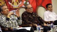 Ketua Badan Pengkajian MPR Bambang Sadono (kiri) bersama Ketua Fraksi Partai Golkar di MPR Rambe Kamarul Zaman (tengah) dan Sekjen MPR Maruf Cahyono (kanan) menjadi pembicara diskusi Empat Pilar MPR di Media Center, Komplek Parlemen Senayan, Jakarta, Senin (19/12/2016).