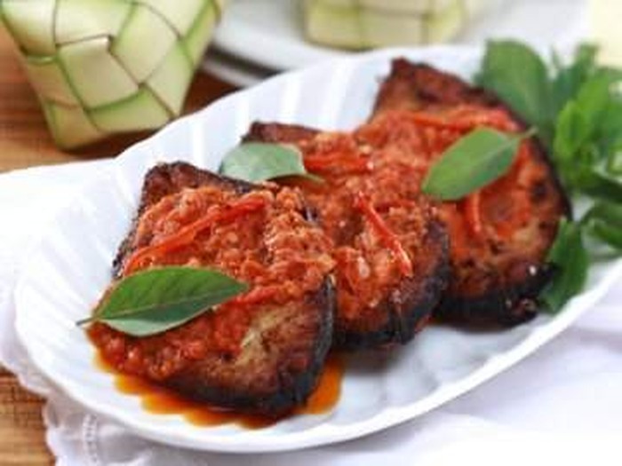 resep balado Sambal Telur - Malay traditional cuisine. Hard boiled eggs and chilli sauce