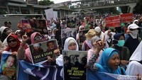 Aksi demo itu tidak membuat lalu lintas di Jl HR Rasuna Said arah Menteng, Jakarta Pusat menjadi macet. Kendaraan tetap bisa melintas jalur lambat.