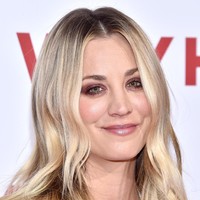 Aktirs Kaley Cuoco terang-terangan mengaku melakukan operasi pembesaran payudara, operasi hidung dan suntik filler. “Sama seperti Anda ingin mencintai diri sendiri, maaf, Anda juga ingin terlihat cantik. Saya tidak berpikir Anda harus melakukannya untuk pria atau orang lain, tetapi jika membuat kita merasa percaya diri, itu luar biasa,” tuturnya. Foto: Mike Windle/Getty Images