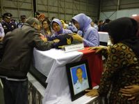  Isak Tangis Keluarga Pecah Sambut 13 Jenazah Korban Hercules Jatuh