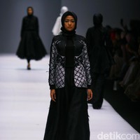 Koleksi Ayu Dyah Andari mengangkat tema The Swan di Jakarta Fashion Week 2017. Senayan City. Jakarta. [Foto: Mohammad Abduh/Wolipop]