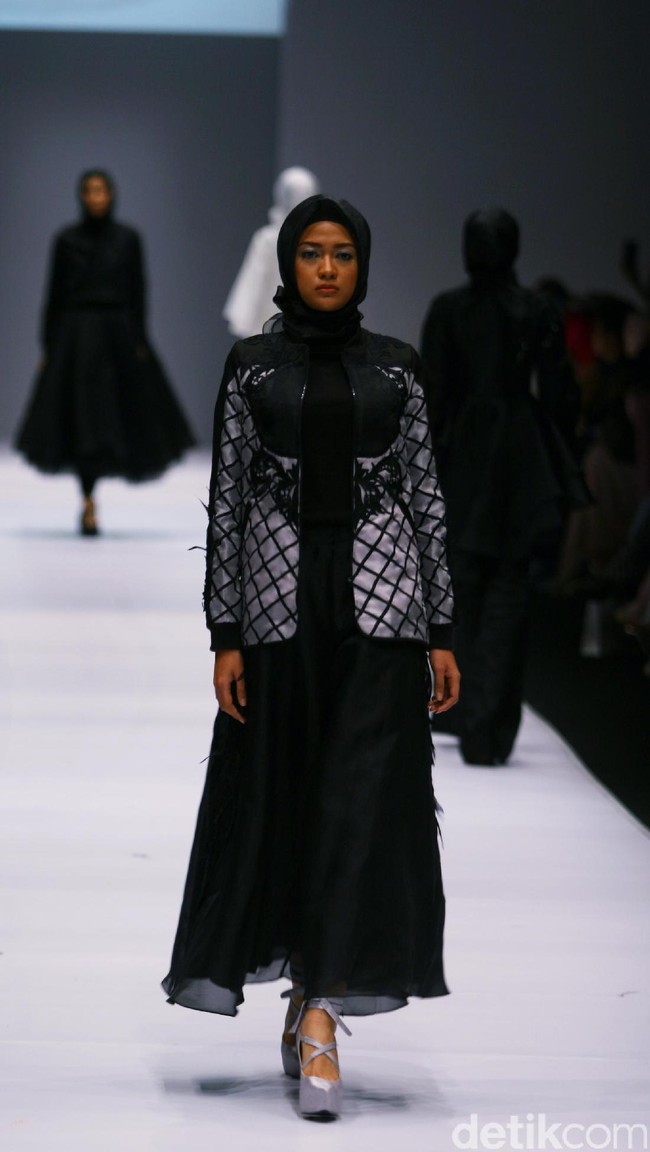 Koleksi Ayu Dyah Andari mengangkat tema The Swan di Jakarta Fashion Week 2017. Senayan City. Jakarta. [Foto: Mohammad Abduh/Wolipop]