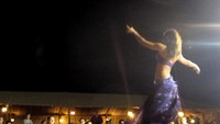 Bagi yang mau nonton Belly Dance di Kamp Arabian Adventures siapkan kocek AED 360 atau sekitar Rp 1,3 juta per orang. Harga segitu sudah termauk tur menaklukan gurun pasir naik mobil, nonton pertunjukan elang, makan malam dan nonton Belly Dance (Afif/detikTravel)