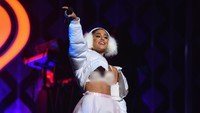 Pada Desember ini, ia pun tampil menggoda dengan jaket, bra dan rok putih kala beraksi di Jingle Bells 2016. Dave Kotinsky/Getty Images for iHeart/detikFoto.