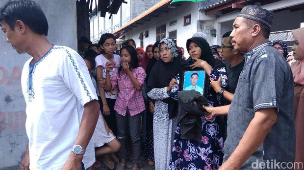  Serda Suyanto di Makamkan di TPU Secara Militer