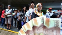 Sebagian warga mengantre sambil berdiri.