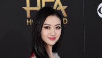 Jing Tian selalu tampil memesona seperti saat menghadiri suatu acara di Hollywood, California pada 2014 lalu. Jason Merritt/Getty Images/detikFoto.
