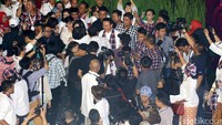 Ahok menyapa peserta peringatan Hari Ibu.