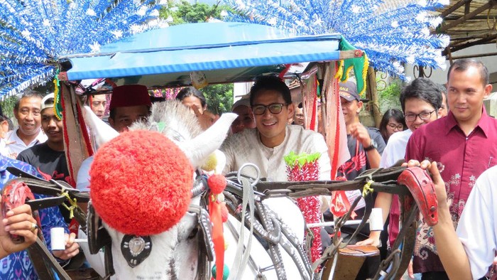 Naik Delman, Sandiaga Resmikan Pasar Rakyat di Cilandak