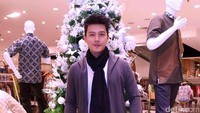 Pria kelahiran 10 Desember 1989 itu tampak mengenakan kaus, sweater, celana jeans robek dan sepatu boots. Pool/Noel/detikFoto.