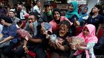 Warga Ramai-ramai Tukar Rupiah Baru di Blok M Square