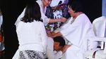 Saat Ahok Sungkem ke Sang Ibu
