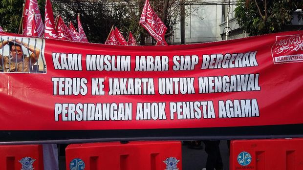 Spanduk kontra Ahok.