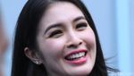 Sandra Dewi Berseri-seri Sambut Natal Tahun Ini