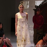 Koleksi Era Soekamto mengangkat tema Asmaradhana di IPMI Trend Show 2017. The Hall Lt.8. Senayan City. Jakarta. [Foto: Mohammad Abduh/Wolipop]