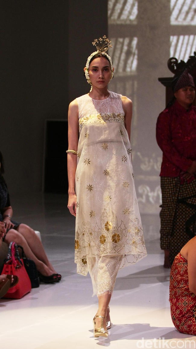 Koleksi Era Soekamto mengangkat tema Asmaradhana di IPMI Trend Show 2017. The Hall Lt.8. Senayan City. Jakarta. [Foto: Mohammad Abduh/Wolipop]