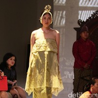 Koleksi Era Soekamto mengangkat tema Asmaradhana di IPMI Trend Show 2017. The Hall Lt.8. Senayan City. Jakarta. [Foto: Mohammad Abduh/Wolipop]