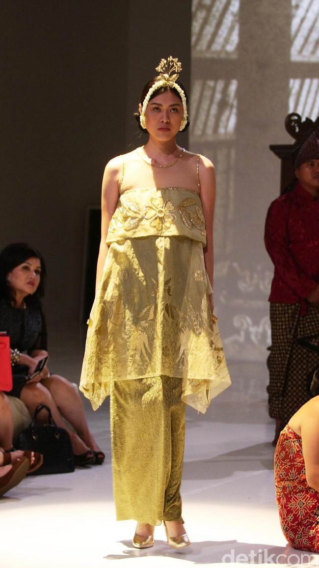 Koleksi Era Soekamto mengangkat tema Asmaradhana di IPMI Trend Show 2017. The Hall Lt.8. Senayan City. Jakarta. [Foto: Mohammad Abduh/Wolipop]