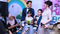 Ari Untung dan keluarga saat hadir di acara mom n kids Award di kawasan Kebon Jeruk, Jakarta, Senin, (19/12/2016). Pool/Palevi S/detikFoto.