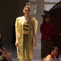 Koleksi Era Soekamto mengangkat tema Asmaradhana di IPMI Trend Show 2017. The Hall Lt.8. Senayan City. Jakarta. [Foto: Mohammad Abduh/Wolipop]