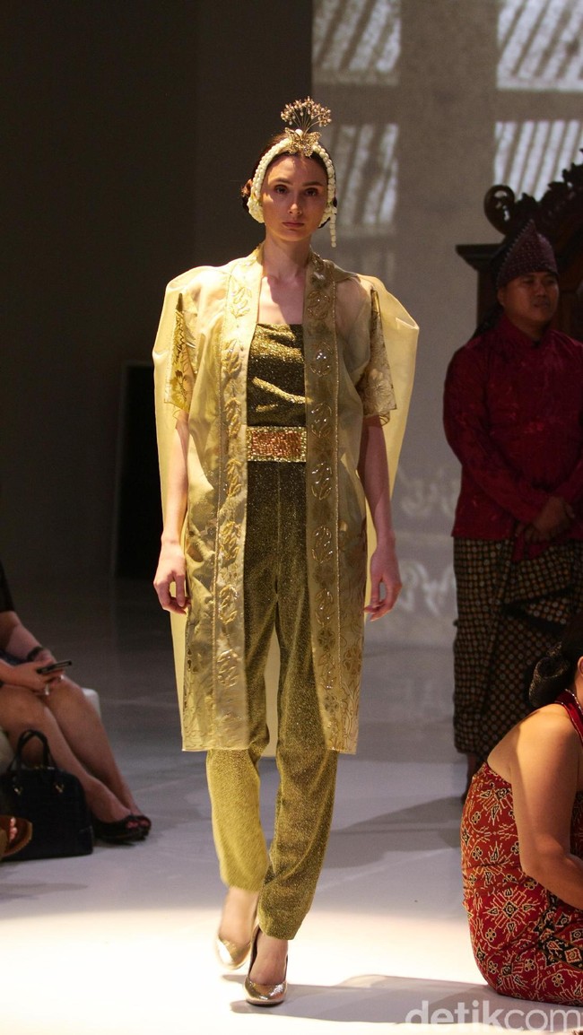 Koleksi Era Soekamto mengangkat tema Asmaradhana di IPMI Trend Show 2017. The Hall Lt.8. Senayan City. Jakarta. [Foto: Mohammad Abduh/Wolipop]