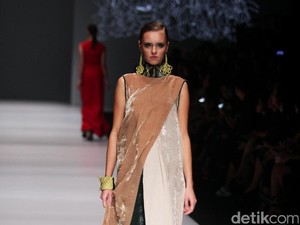 Tren Fashion 2017: Gaya Etnik Bertekstur Kristal Hingga Pop-Art