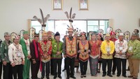 Kehadiran Presiden Joko Widodo di Kalimantan Tengah ternyata tidak hanya untuk puncak peringatan Hari Kesetiakawanan Sosial Nasional (HKSN) 2016. Tetapi juga, mantan Gubernur DKI Jakarta itu datang untuk menerima penobatan sebagai Raja Dayak. Pool/Dok. Humas Kalteng.