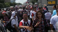 Sejumlah massa relawan Ahok-Djarot itu tampil kompak mengenakan kemeja kotak-kotak.
