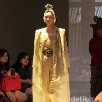 Koleksi Era Soekamto mengangkat tema Asmaradhana di IPMI Trend Show 2017. The Hall Lt.8. Senayan City. Jakarta. [Foto: Mohammad Abduh/Wolipop]