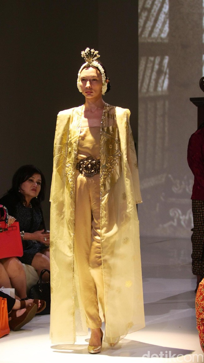 Koleksi Era Soekamto mengangkat tema Asmaradhana di IPMI Trend Show 2017. The Hall Lt.8. Senayan City. Jakarta. [Foto: Mohammad Abduh/Wolipop]