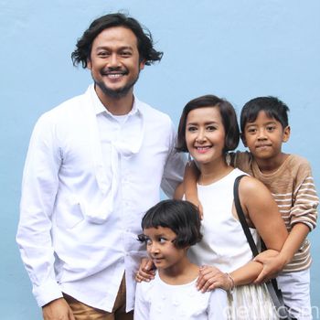 Widi Mulia Manfaatkan Yoga di Rumah untuk Berduaan dengan Dwi Sasono